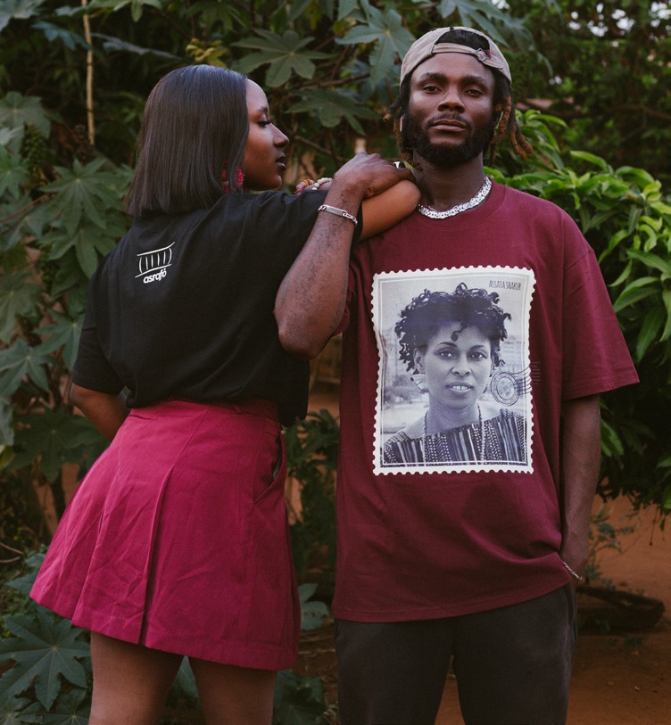 Couple portant les t-shirts Asrafobawu — modèle Assata Shakur