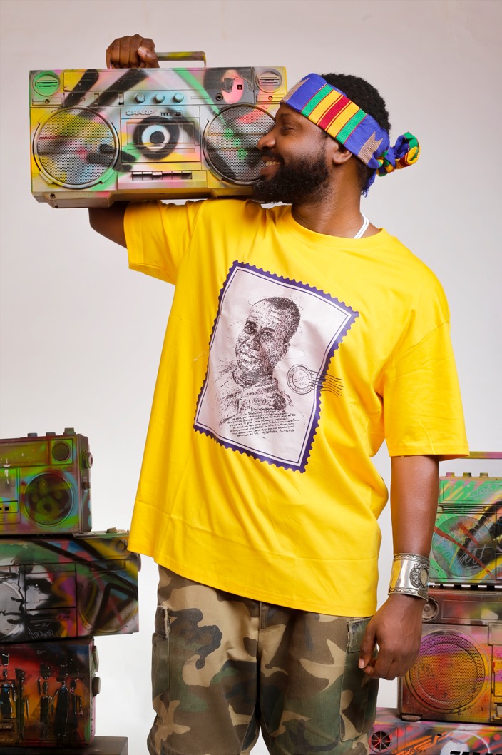 Modèle en t-shirt jaune avec ghetto blaster
